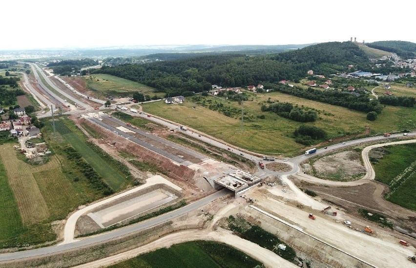 Wielki poślizg na budowie trasy S7 Chęciny - Jędrzejów. Zobacz stan prac (FILM Z DRONA) 