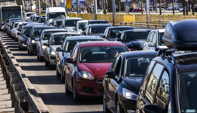 Motoryzacja w Polsce nigdy nie miała szczęścia do ludzi, którzy próbują nią zarządzać. Jedyne co potrafią, to wprowadzać nowe podatki lub opłaty. Co nas czeka w 2019 roku? Czytaj na kolejnych slajdach --->Flesz - wypadki drogowe. Jak udzielić pierwszej pomocy?