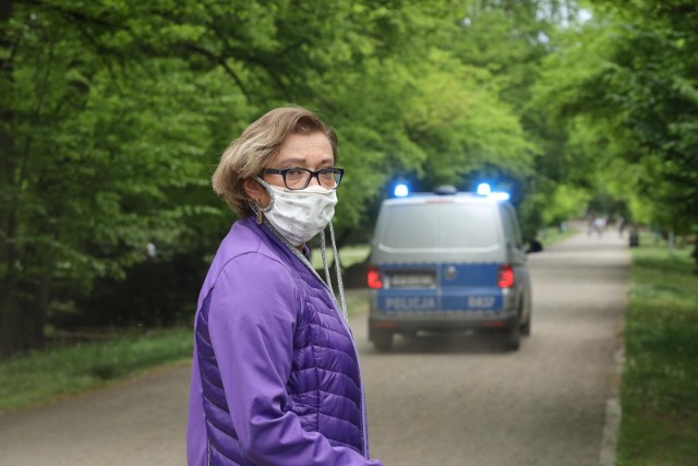Konieczność zakrywania ust i nosa wprowadzono 16 kwietnia w związku z pandemią koronawirusa. Po ponad miesiącu obowiązywania tego nakazu pojawiają się pierwsze głosy, że i tu nastąpi rozluźnienie. Kiedy?WIĘCEJ SZCZEGÓŁÓW NA KOLEJNYCH STRONACH >>>>>Tekst: Justyna Wojciechowska-NarlochCzytaj także: Co z testami na koronawirusa u pracowników żłobków i przedszkoli?Polecamy: Pierwsze Komunie Święte w Toruniu: kiedy się odbędą? Oto terminy w poszczególnych parafiach