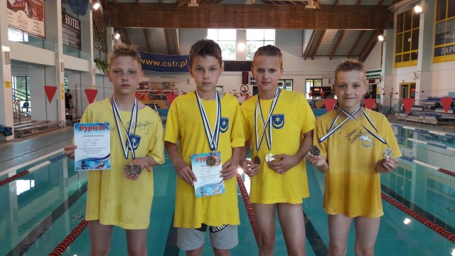 Młodzi pływacy Delfina Tarnobrzeg zdobyli dwa złote medale