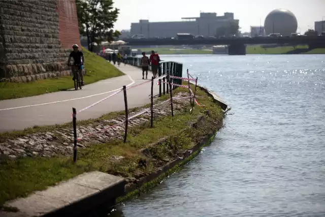 Pomysł jest taki, by na zakolu Wisły pod Wawelem wąską alejkę pozostawić rowerzystom, a dla pieszych utworzyć pomost