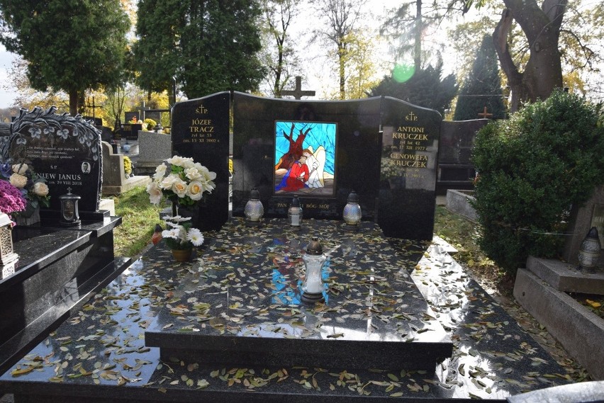 Alegorie nadziei i rzeźbione anioły na wiejskim cmentarzu w Korzkwi [ZDJĘCIA]