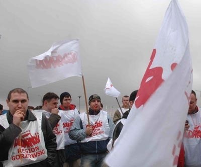 Związkowcy wygwizdali wczoraj dyrekcję Faurecii za łamanie praw pracowniczych i związkowych