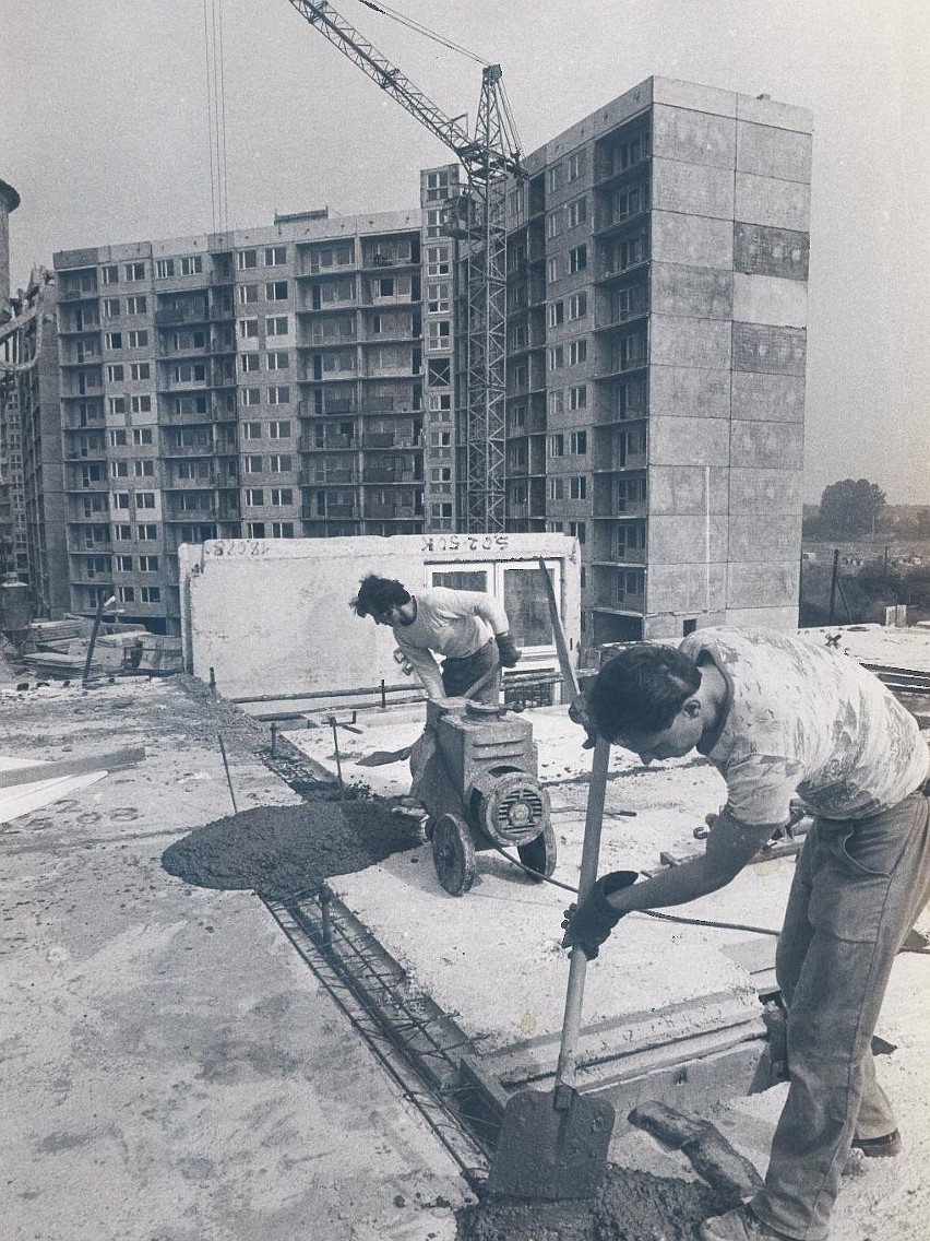 Osiedle Kozanów rok 1980 - na zdjęciu monterzy konstrukcji...