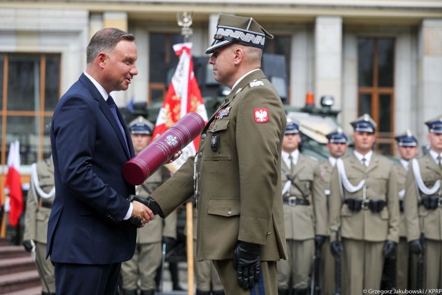 Prezydent Andrzej Duda wręczył akt nominacji generalskiej dotychczasowemu pułkownikowi Arturowi Jakubczykowi.