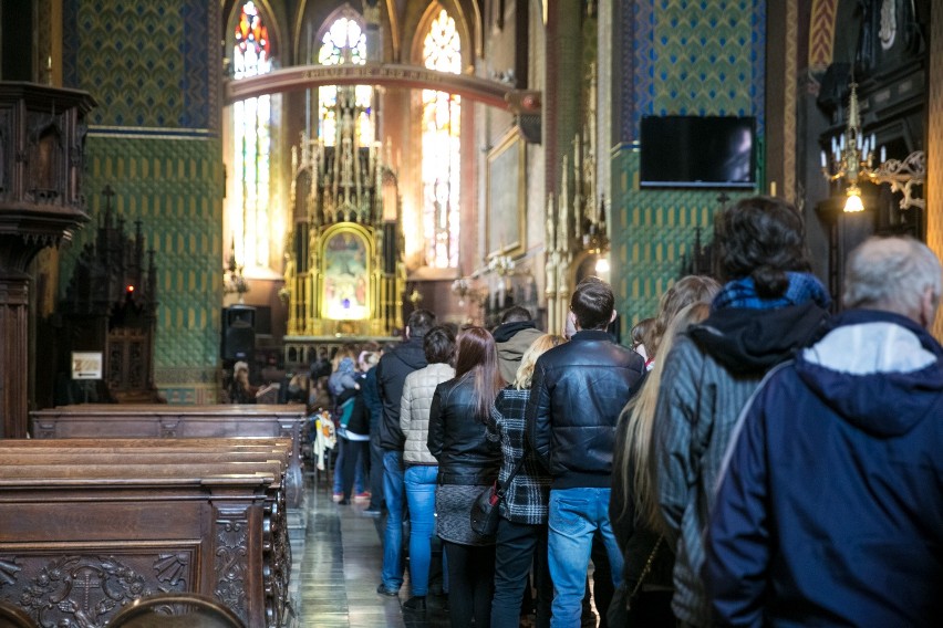 W części kościołów można się wyspowiadać nawet jeszcze w...