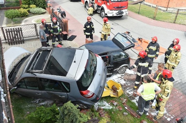 Bardzo groźny wypadek miał miejsce w Lesznie. Auto prowadzone przez 19-latka staranowało zaparkowany samochód, wpadło z nim na teren posesji i ścięło skrzynkę gazową. Młody kierowca został ranny. Sąsiedzi mówią, że szaleńcza jazda w jego wykonaniu to codzienność.Kolejne zdjęcie --->