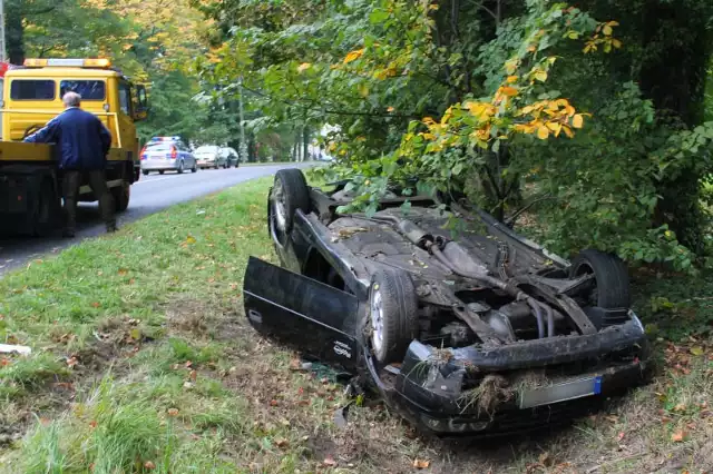 26-latek stracił panowanie nad samochodem, wjechał do rowu i dachował.