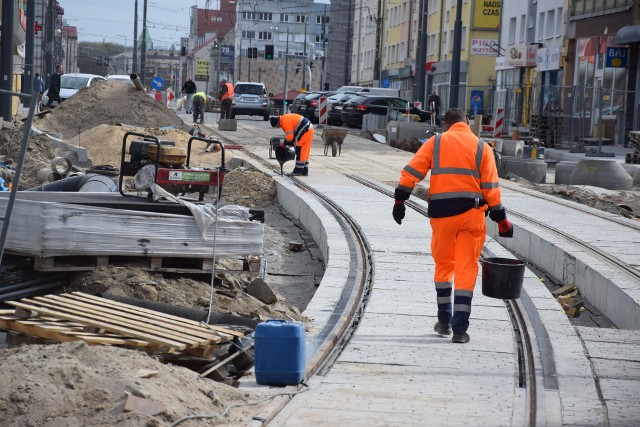 W centrum Gorzowa trwają ostatnie przygotowania na testowy przejazd tramwaju.