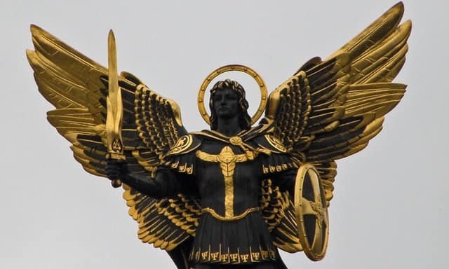 Figura świętego Michała Archanioła na Laickiej Bramie...