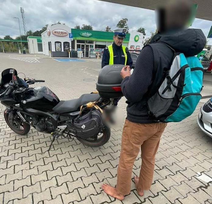 Szalony motocyklista na ul. Pabianickiej w Łodzi. Nie miał butów, kasku i prawa jazdy ZDJĘCIA