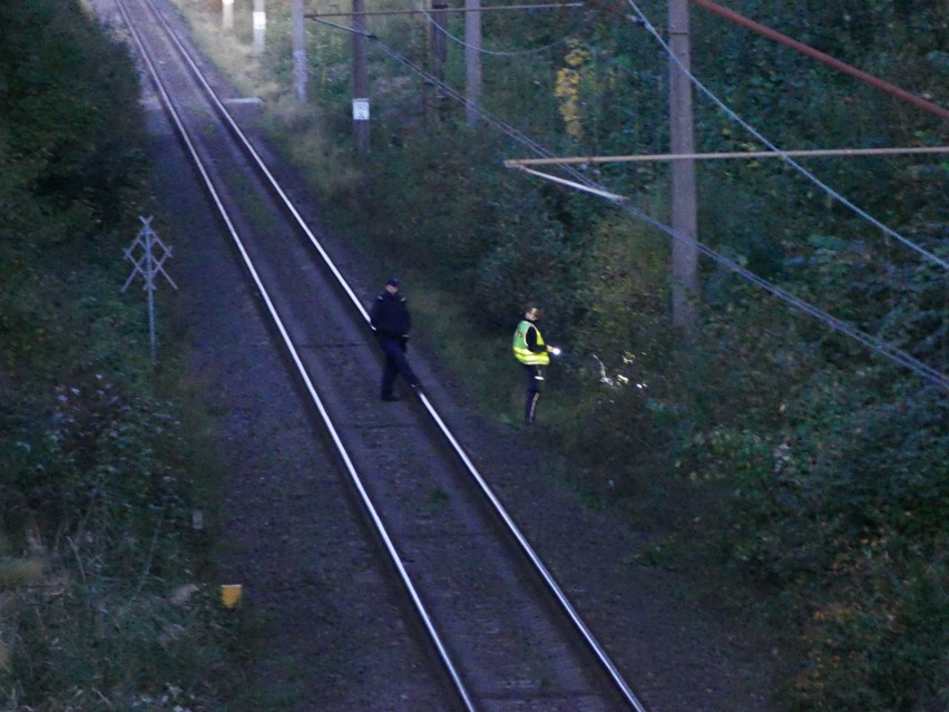 Policjanci ustalają przyczyny tragicznego zdarzenia.