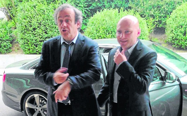 Michel Platini (z lewej) czasu ma mało, ale zdjęcie z Mirosławem Kmieciem sobie zrobił