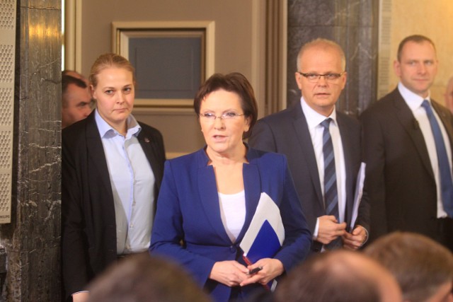 Ewa Kopacz w Katowicach na rozmowach ze związkowcami, a pikieta przed gmachem Urzędu Wojewódzkiego