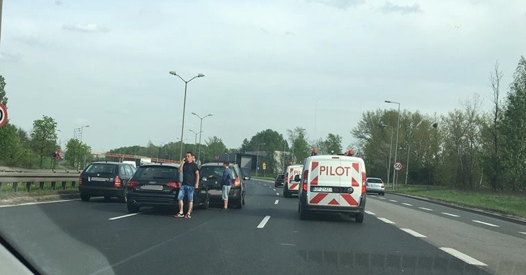 Uwaga, korek! Kolizja na DTŚ w stronę Katowic w okolicy firmy Yamazaki Mazak 