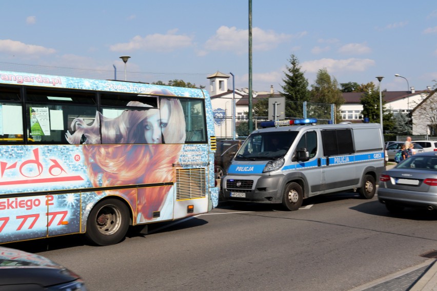 Autobus uniknął zderzenia, ale poszkodowana pasażerka w szpitalu