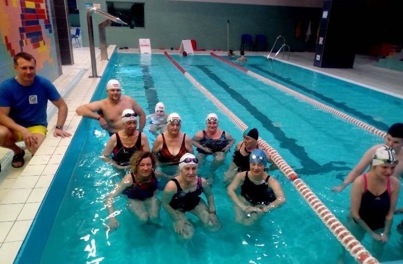 Cykl zajęć sekcji pływackiej dla osób z niepełnosprawnościami zakończył się w Staszowie [ZDJĘCIA]