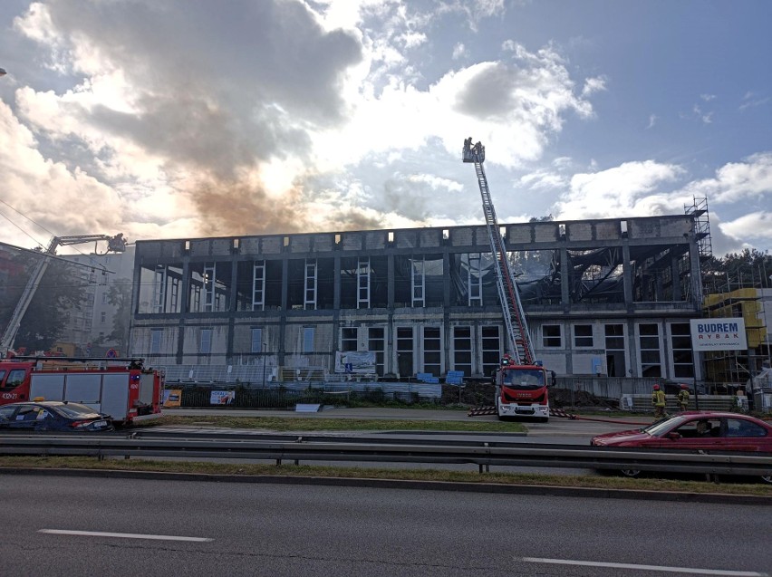 Prokuratura wszczęła śledztwo w sprawie pożaru hali w Gdyni....