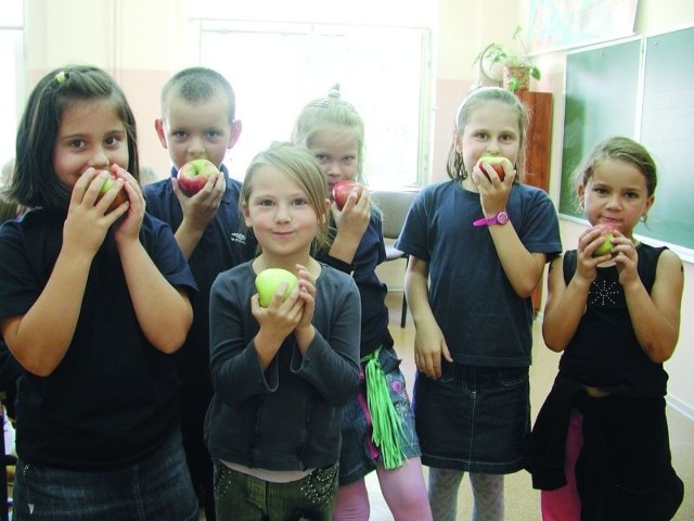 Oliwia (od lewej), Dominik, Klaudia, Dominika, Julia i Klaudia z klasy I D SP2 bardzo lubią jabłka. To dobrze, bo od października owoce i warzywa dostawać będą w szkole.