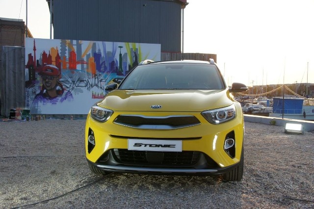 Kia StonicNowa Kia Stonic to crossover, który można spersonalizować. Klienci mogą wybrać kolor nadwozia oraz różne wersje tonacji wnętrza. Samochód został wyposażony w zaawansowane systemy bezpieczeństwa oraz nowoczesne rozwiązania, mające na celu podniesienie poziomu komfortu. Podstawowa wersja pojazdu kosztuje 55 tysięcy złotych. fot. Bartłomiej Pobocha