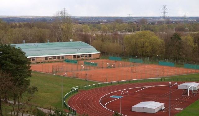 Od lewej hala tenisowa i korty na wolnym powietrzu oraz skrawek stadionu lekkoatletycznego