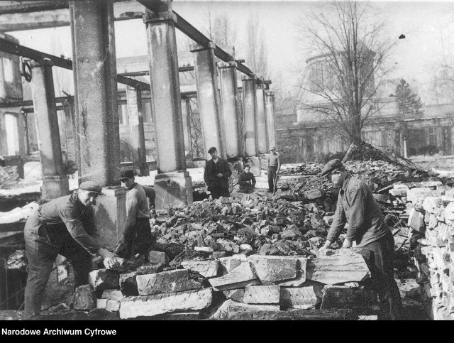 Wystawa Ziem Odzyskanych we Wrocławiu. Robotnicy pracują przy odgruzowywaniu jednego z budynków. 1948 rok.