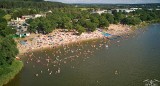Niesamowite zdjęcia kąpieliska Piachy w Starachowicach wykonane z drona. Może wypatrzycie na nich siebie?
