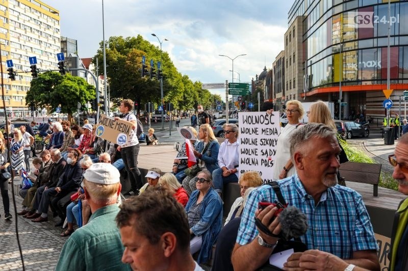 "Wolne media" - protest mieszkańców w Szczecinie. Zobacz ZDJĘCIA