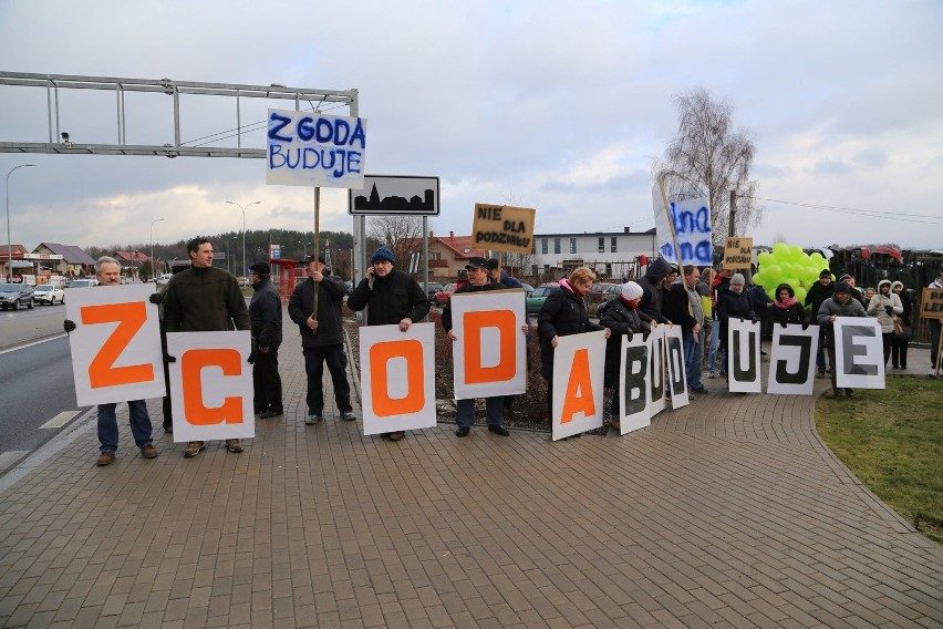 Dwie manifestacje. Jedna za utworzeniem gminy Grabówka,...