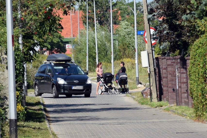 Na Mieroszowskiej z trudem mieszczą się dwa auta, ale...