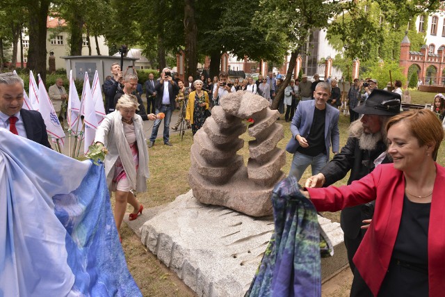 Monument oficjalnie pokazany we wtorek jest ucieleśnieniem idei pochodzącego ze Słupska niemieckiego artysty abstrakcjonisty Otto Freundlicha. W zamierzeniu ma łączyć kraje i narody Europy. Ściślej - Polskę z Niemcami.