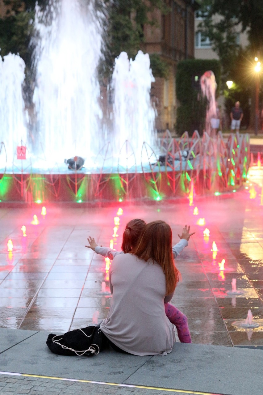 Lublin. Fontanna multimedialna na placu Litewskim rozświetliła się feerią barw. Kiedy kolejne pokazy? Sprawdź harmonogram na lipiec
