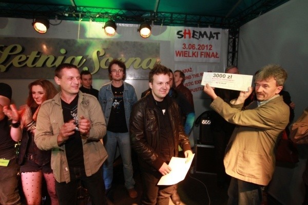 Zespół Aciustic Experiment wygrał drugą edycję Shematu i otrzymał czek na 3 tysiące złotych z rąk dyrektora Pałacyku imienia Tomasza Zielińskiego w Kielcach, Ryszarda Pomorskiego.
