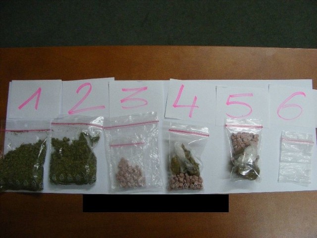 Część narkotyków odnalezionych przez policjantów, przy zatrzymanych mężczyznach.