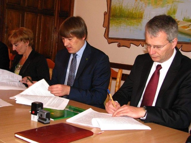 Umowę podpisali: Krzysztof Wołkowski i Marcin Skonieczka