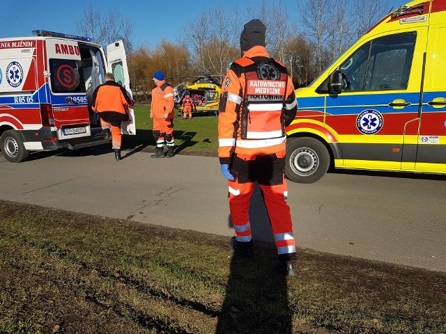 W piątek dyspozytornia medyczna w Przemyślu otrzymała zgłoszenie o upadku mężczyzny z drabiny w miejscowości Buszkowiczki pod Przemyślem.- Po przybyciu na miejsce zdarzenia okazało się, że mężczyzna w wieku około 50 lat upadł na plecy z wysokości około 4 metrów i nie ma czucia w kończynach dolnych. Ze względu na stan pacjenta oraz problem z jego ewakuacją wezwano drugi zespół do pomocy. W międzyczasie zapadła decyzja o wezwaniu Ratownika 10 z Lotniczego Pogotowia Ratunkowego w Sanoku w celu wykonania jak najszybszego transportu do Centrum Urazowego w Rzeszowie - liczyła się każda minuta - powiedział Marek Janowski, rzecznik prasowy Wojewódzkiej Stacji Pogotowia Ratunkowego w Przemyślu.Zobacz też: W Buszkowiczkach pod Przemyślem samochód spadł z podnośnika i przygniótł mężczyznę [ZDJĘCIA]Z wysokiej skarpy spadł wprost do wody, dzięki czemu przeżył. Ten motocyklista może mówić o wielkim szczęściu