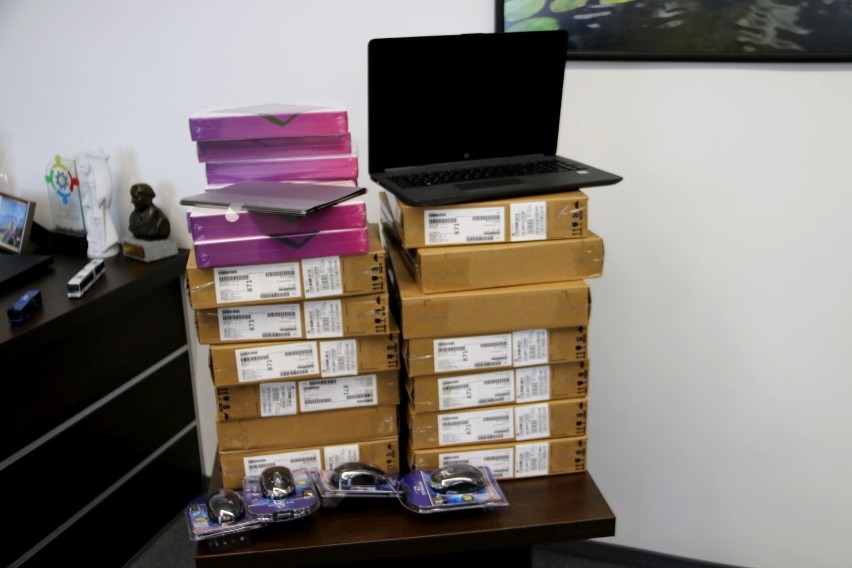 65 laptopów i tabletów trafi do uczniów szkół w Starachowicach. Przydadzą się do zdalnego nauczania