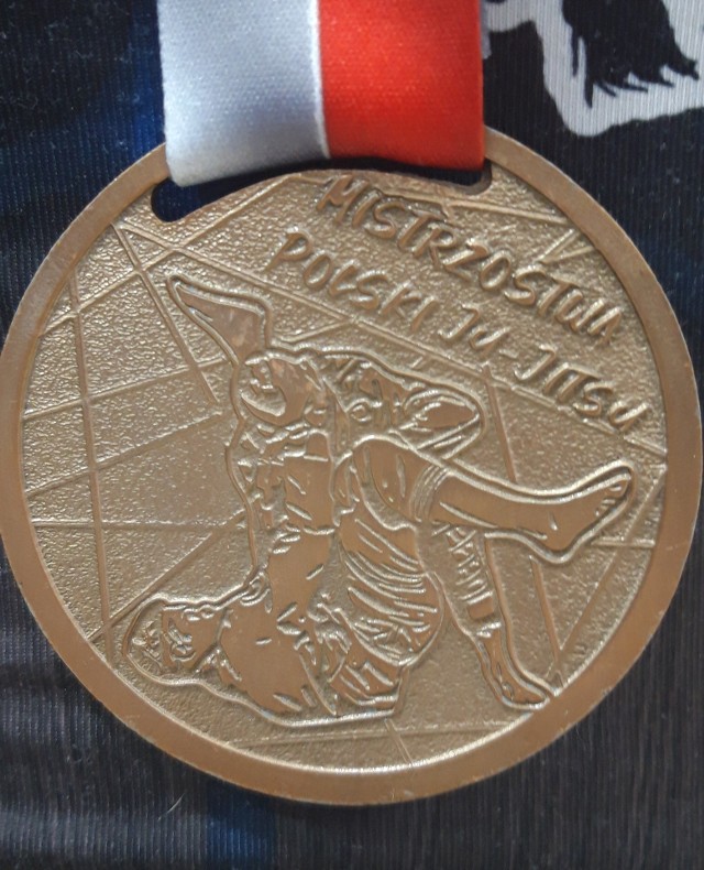Tak prezentują się medale, które na mistrzostwach Polski zdobyli wojownicy Adamusik Team