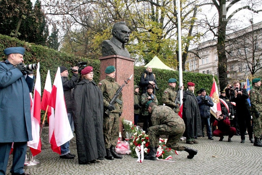 VII Szczeciński Marsz Niepodległości. Apel pamięci, odśpiewanie hymnu i przejście ulicami miasta