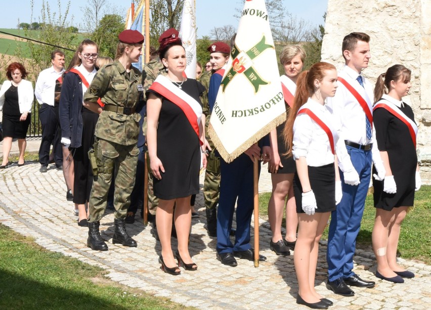 Szkoła Podstawowa imienia Batalionów Chłopskich w Czarnocinie - pod nowym sztandarem [ZDJĘCIA]