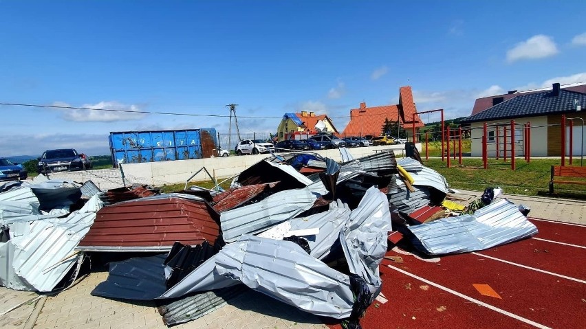 Zniszczenia po trąbie powietrznej w miejscowości Librantowa