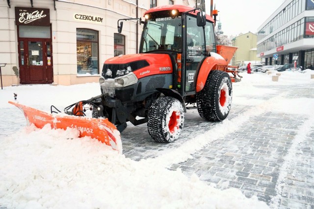 GDDKiA apeluje do kierowców o ostrożną jazdę, szczególnie w tych rejonach kraju, gdzie warunki pogodowe mają wpływ na przejezdność.