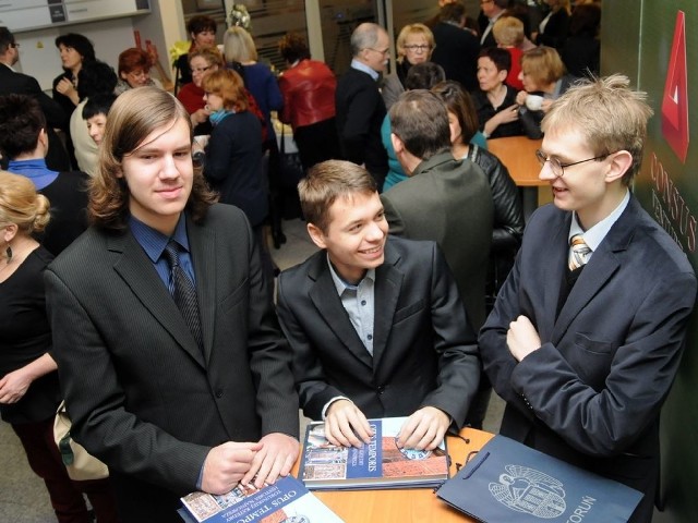Wśród stypendystów znaleźli się m.in. (od lewej): Przemek Matuszewicz, Jakub Cichuta i Tomasz Ciborski z GilA.