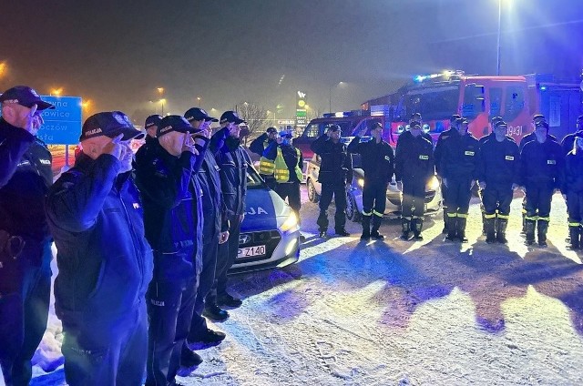 Policjanci w Śląskiem oddali hołd zmarłym w tragicznych okolicznościach kolegom z Wrocławia Zobacz kolejne zdjęcia/plansze. Przesuwaj zdjęcia w prawo naciśnij strzałkę lub przycisk NASTĘPNE