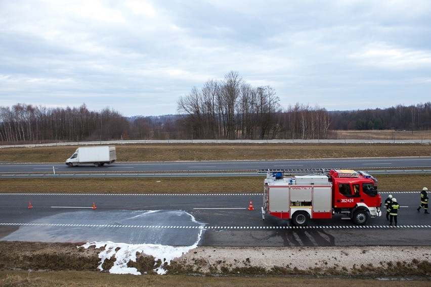 Tarnów. Wojskowa ciężarówka przewróciła się na autostradzie A4 [ZDJĘCIA]