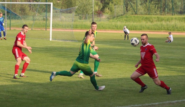 Wiosną Znicz wygrał 2:1 z Bronią. Być może teraz od początku zagra Przemysław Nogaj (z prawej)