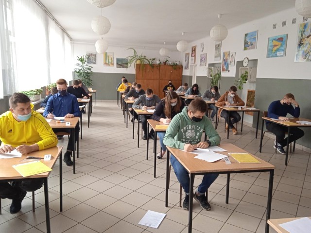 Uczniowie Centrum Kształcenia Zawodowego i Ustawicznego w Nowej Wsi przed czwartkowym egzaminem z matematyki.