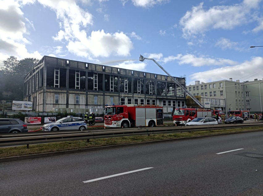 Prokuratura wszczęła śledztwo w sprawie pożaru hali w Gdyni....