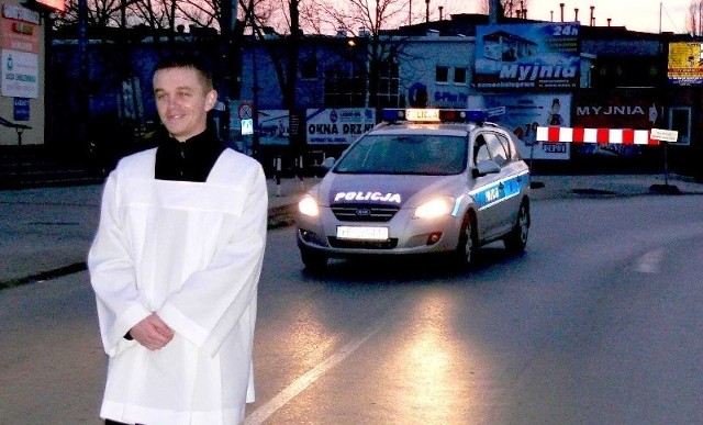 Za księdzem, Krzysztofem Andysiem jechała policja.
