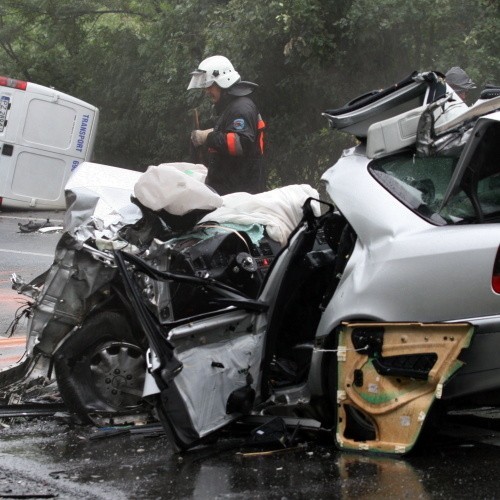 Mercedes, który prowadził Bronisław Geremek został doszczętnie rozbity. Uczestniczący w wypadku transportowy fiat przewrócił się na bok.